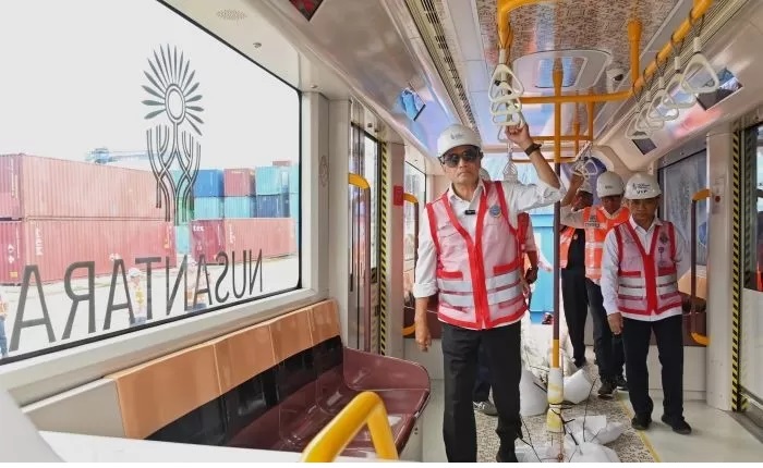 BERTENAGA LISTRIK. Penampakan rangkaian Autonomous Rail Transit (ART) yang tiba di Pelabuhan Kariangau, Balikpapan. Kendaraan bertenaga listrik ini akan menjadi alat transportasi utama di IKN.