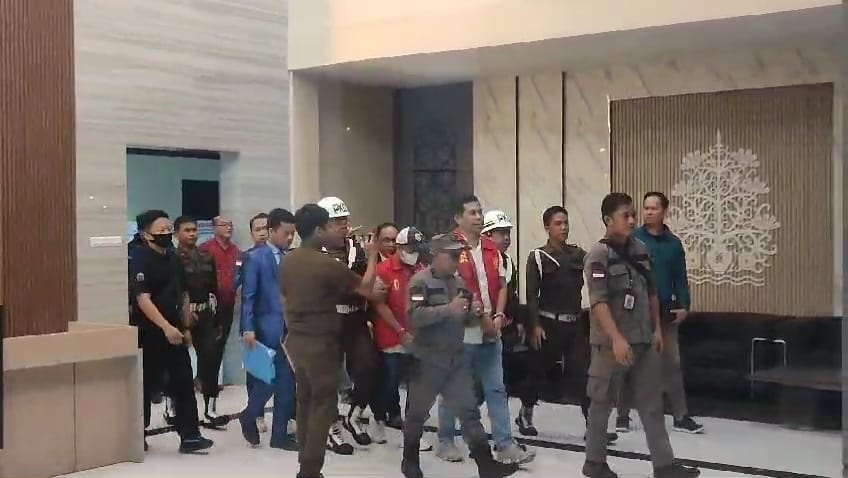 Dua tersangka dugaan korupsi dana hibah KONI Kabupaten Kotawaringin Timur, Ahyar Umar dan Bani Purwoko, akhirnya menyerahkan diri ke Kejaksaan Tinggi Kalimantan Tengah (Kalteng). (Dodi/Radar Sampit)