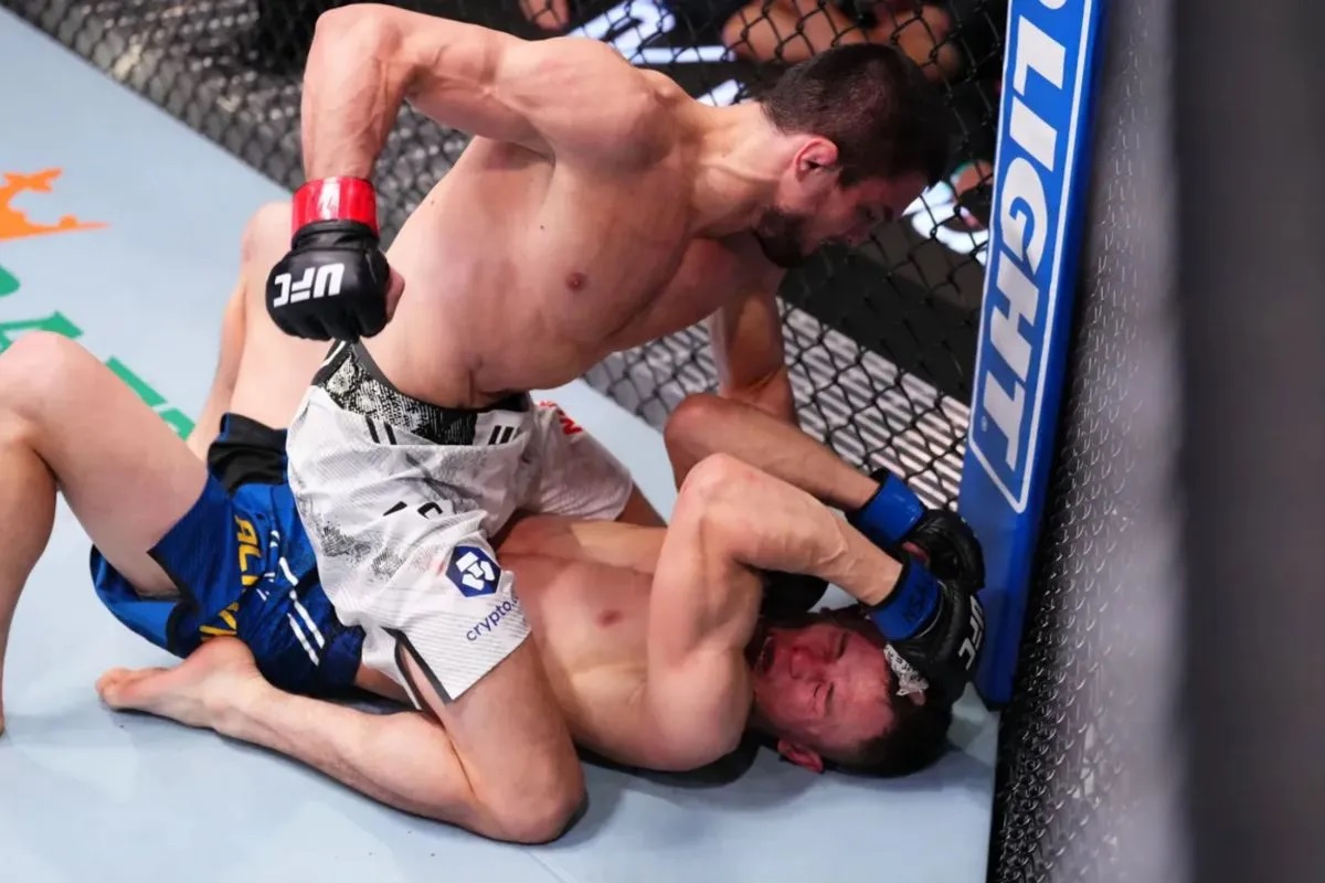 Petarung kelas bantam UFC Umar Nurmagomedov (posisi di atas) saat bertarung Bekzat Almakhan (posisi di bawah). (ANTARA/Laman MMA fighting/Jeff Bottari/Zuffa LLC via Getty Images)