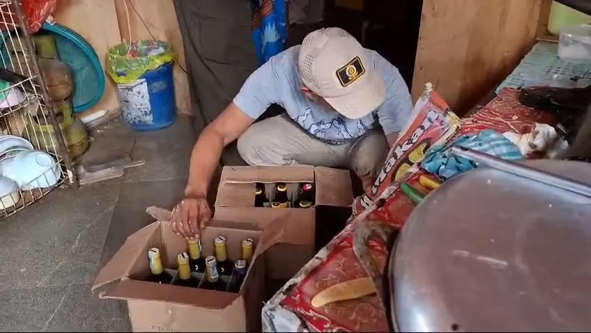 MIRAS:Personel Satpol PP dan Damkar Kabupaten Tala saat melakukan penggeledahan di salah satu rumah makan di Kecamatan Kintap, Jumat (2/8/2024).(Foto:Satpol PP dan Damkar Tala untuk Radar Banjarmasin)