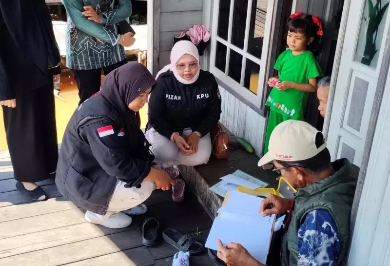 COKLIT: Pantarlih melakukan pencoklitan dari rumah ke rumah warga Banjarmasin.