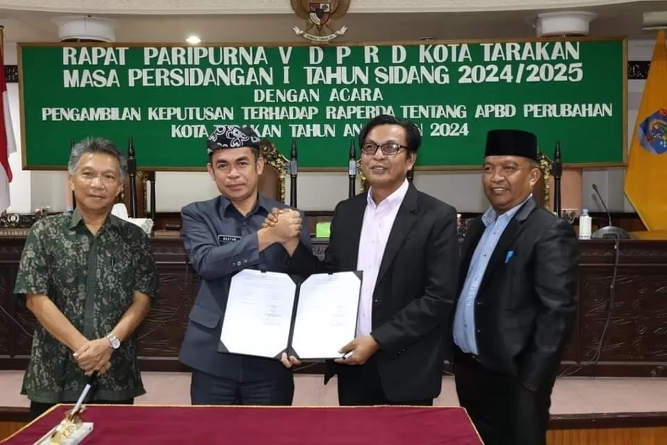 PENGANGGARAN: Rapat paripurna dengan agenda pembahasan APBD-P yang dilaksanakan di Ruang Rapat Utama DPRD Kota Tarakan pada Sabtu malam (3/8).