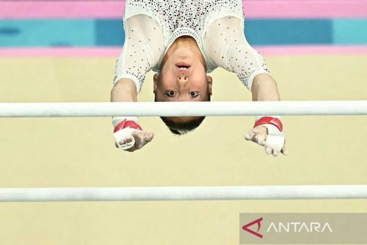 Pesenam putri Aljazair Kaylia Nemour saat berkompetisi di nomor palang bertingkat (uneven bars) putri di babak final Olimpiade Paris 2024, di Bercy Arena, Paris, Minggu (4/8/2024). ANTARA/AFP/Gabriel