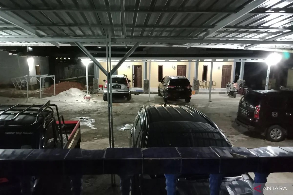 Salah satu rumah warga Kecamatan Sepaku, Kabupaten Penajam Paser Utara, Provinsi Kalimantan Timur, dijadikan bangunan untuk disewakan per hari, per bulan dan bisa per tahun (ANTARA/Nyaman Bagus Purwan