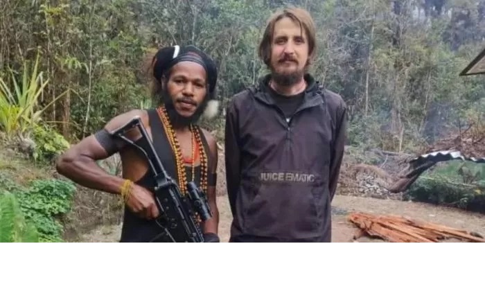 Pilot Susi Air Philips Mark Mehrtens foto bersama salah seorang anggota KKB, Rabu (7/2). (Ist)