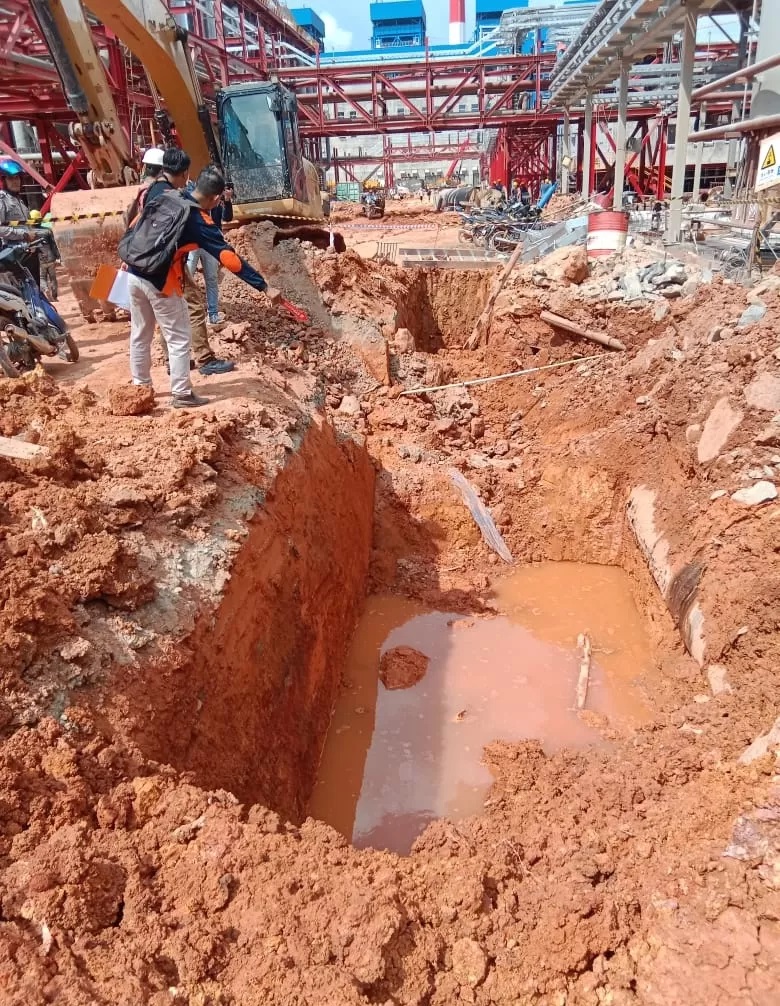 Lubang galian di lokasi pabrik SGAR yang menyebabkan kecelakaan pekerja.