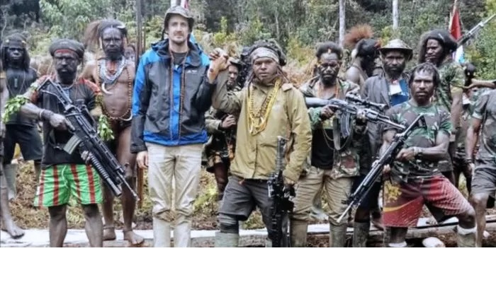 Pilot Susi Air Philips Mark Mehrtens di antara Kelompok Kriminal Bersenjata (KKB) wilayah Nduga pimpinan Egianus Kogoya. (ist)