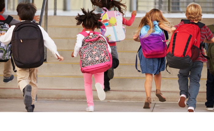 ilustrasi anak sekolah dengan tasnya