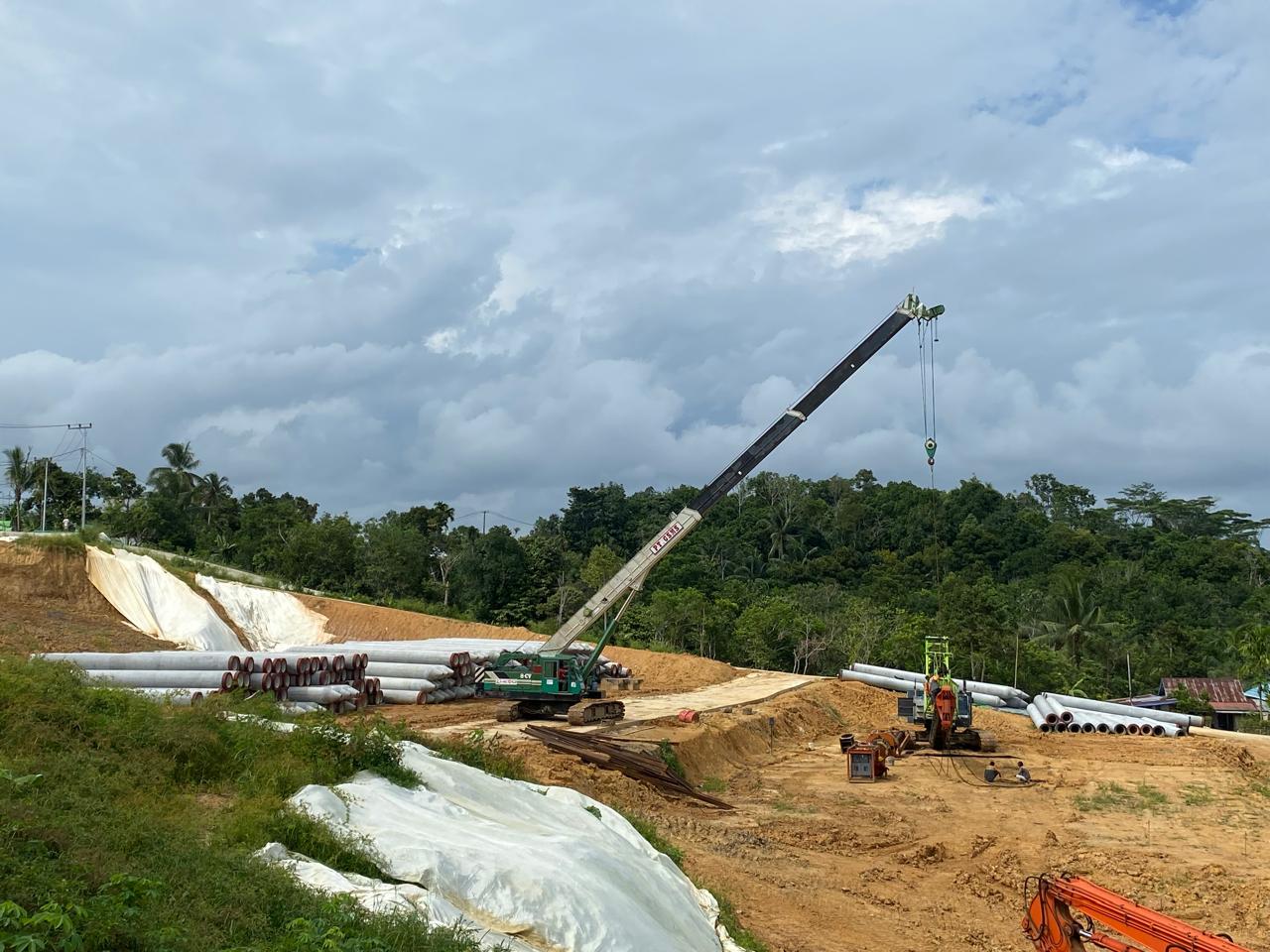 Deretan pancang beton untuk pembangunan Jalan Tol Balikpapan-IKN Seksi 3A-2 Segmen Karang Joang-KKT Kariangau di Jalan Wanayasa, RT 43, Karang Joang, Balikpapan Utara. (Foto : Erik Alfian/Prokal.co)
