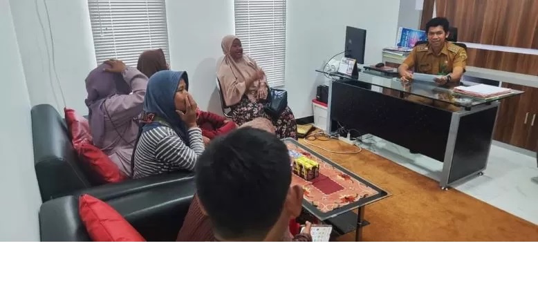 DIGUSUR LAGI. Sejumlah perwakilan pedagang Pasar Tungging, yang datang ke Kelurahan Sungai Keledang untuk mengadukan nasib mereka.IST