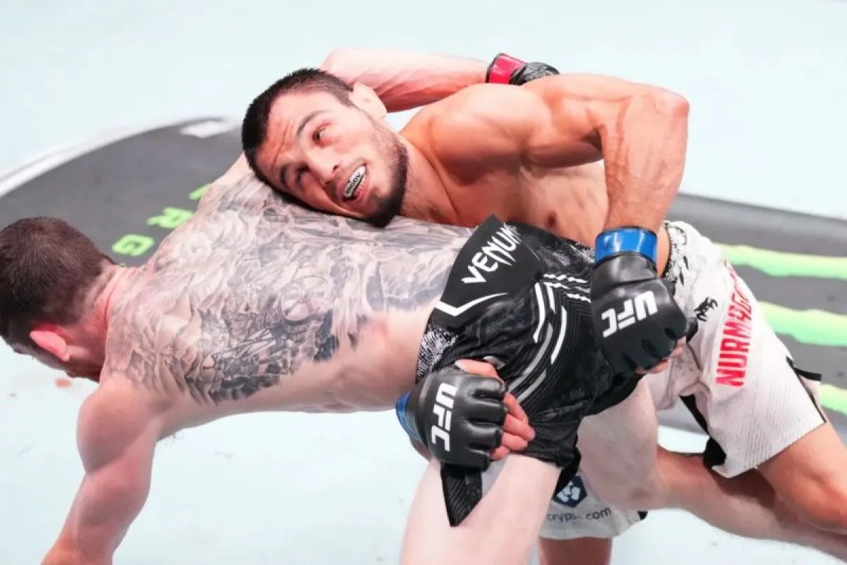 Umar Numagomedov (kanan) berusaha menjatuhkan Cory Sandhagen dala laga di UFC Abu Dhabi, Sabtu (3/8/2024) malam. (ANTARA/HO-Laman MMA fighting/Josh Hedges/Zuffa LLC via Getty Imag