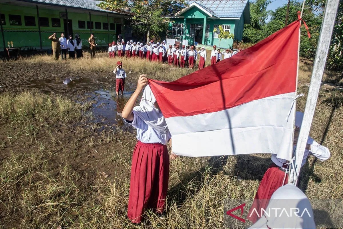 Siswa melaksanakan upacara dengan kondisi memprihatinkan.