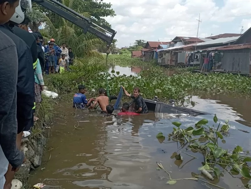 Mobil BPK (Barisan Pemadam Kebakaran) Komdar terjun ke Sungai Kerukan di Jalan Jafri Zamzam, Banjarmasin Tengah, Rabu (5/8) siang.