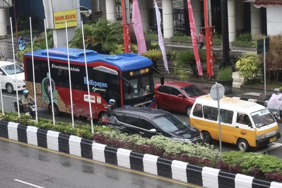 BERBENAH: Angkutan kota diimbau untuk berbenah dan maju bersama sebagai transportasi umum lainnya di Balikpapan. (ANGGI PRADITHA/KP)