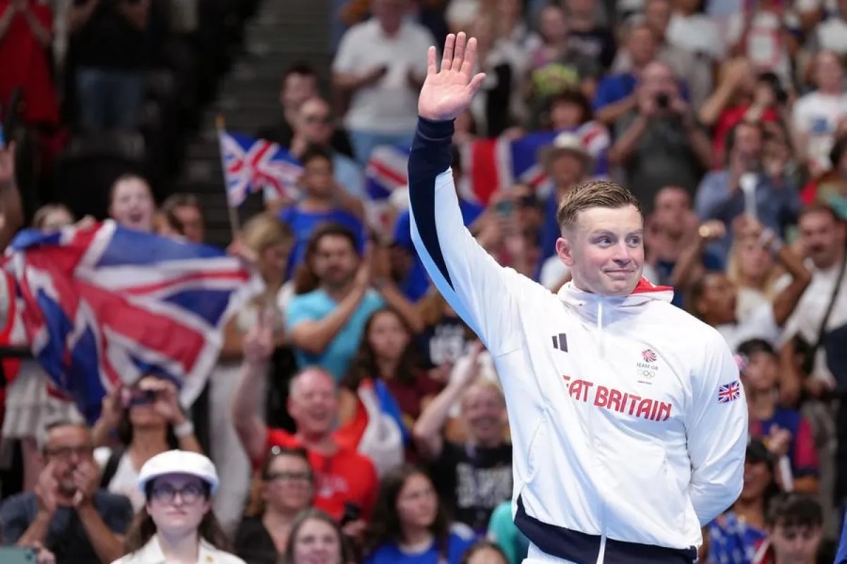 Peraih medali perak Adam Peaty dari Inggris saat upacara penghargaan gaya dada 100m putra di Olimpiade Paris 2024, 28 Juli 2024. (Xinhua/Du Yu)