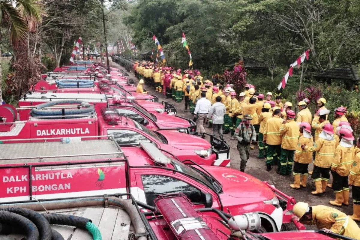 Mobil pemadam karhutla dan personel berkumpul di Samarinda dalam Apel Siaga dan Gladi Posko yang digelar Dishut Kaltim selama lima hari pada 4-8 Agustus 2024. ANTARA/HO-Dishut Kaltim