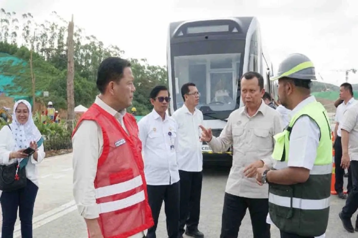 Direktur Jenderal Perhubungan Darat (Dirje Hubdat) Kementerian Perhubungan Risyapudin Nursin (kiri) meninjau kesiapan transportasi di Ibu Kota Nusantara (IKN) menjelang upacara peringatan HUT Ke-79 RI
