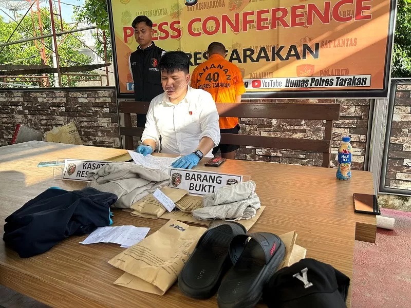 DIBEKUK: Pelaku yang dibekuk oleh Satreskrim Polres Tarakan bersama dengan beberapa barang bukti.