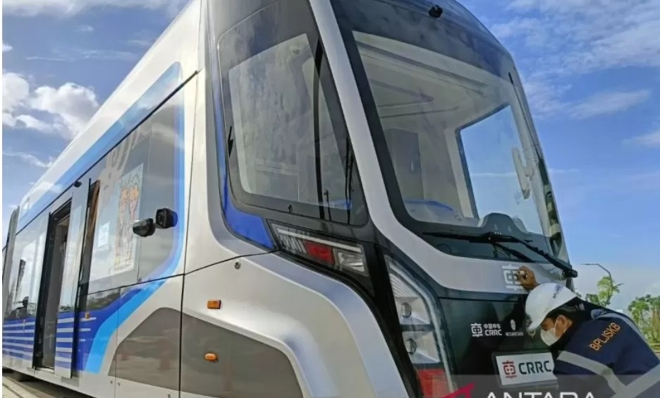 Tim penguji dari Balai Penguji Perkeretaapian saat melakukan uji fisik kereta otonom tanpa rel di IKN, Senin (5/8/2024). (ANTARA/Ahmad Rifandi)