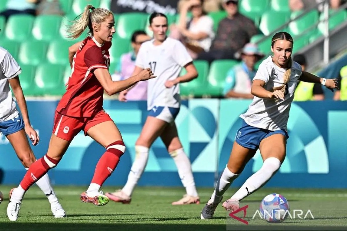 Striker timnas putri Kanada Janine Beckie (kiri) berduel memperebutkan bola dengan gelandang Selandia Baru Macey Fraser dalam laga Grup A Sepak Bola Putri Olimpiade Paris 2024 di Stadion Geoffroy-Guic