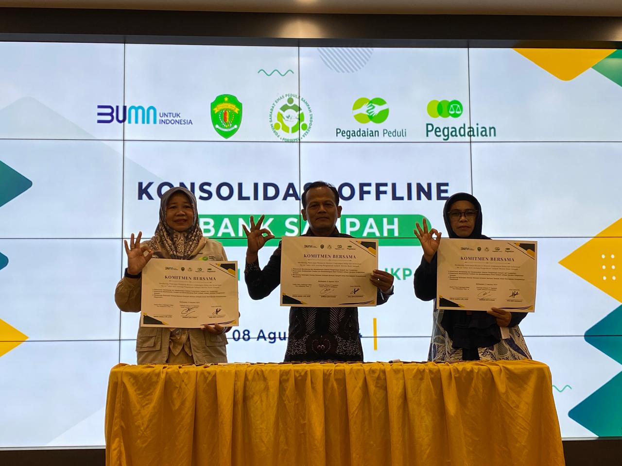 Penandatanganan komitmen yang diteken Bondan Suryatmojo, Mina Dewi Sukmawati dan perwakilan Dinas Lingkungan Hidup Kaltim.
