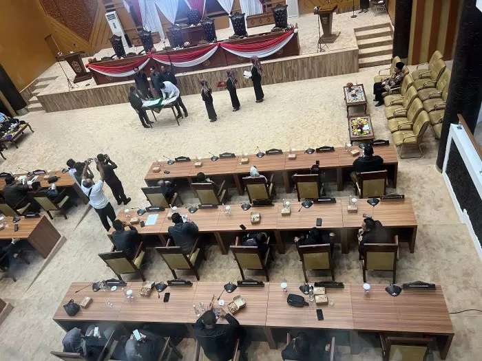 DISETUJUI. Penandatanganan KUA PPAS APBD Perubahan oleh Wali Kota Samarinda Andi Harun bersama unsur pimpinan DPRD Samarinda, Rabu (7/8). (MELI/SAPOS)