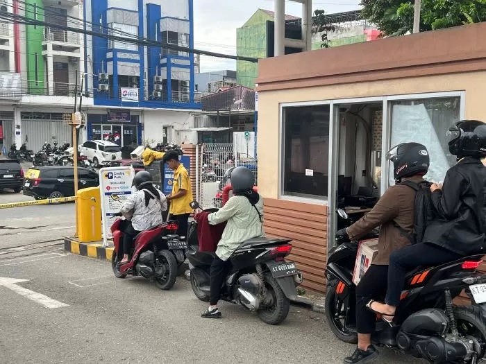 DIBANTU OPERATOR. Pembayaran parkir non tunai di Lotte Mart tidak berjalan sesuai harapan. (DOK/SAPOS)