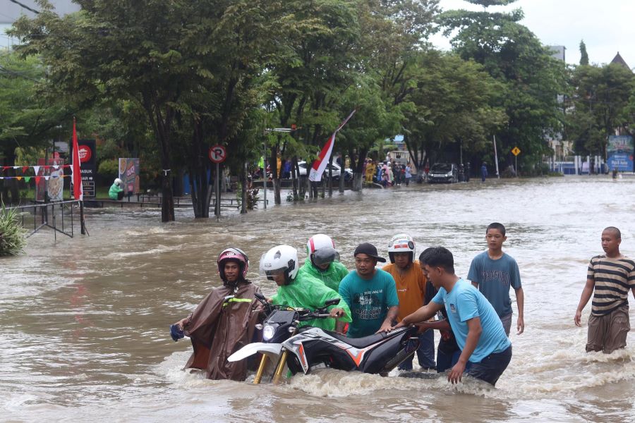 TITIK LANGGANAN: Kawasan Jalan MT Haryono masih belum lepas dari banjir. Tampak saat peristiwa melanda Jumat (9/8/2024). (Foto: Anggi/KP)