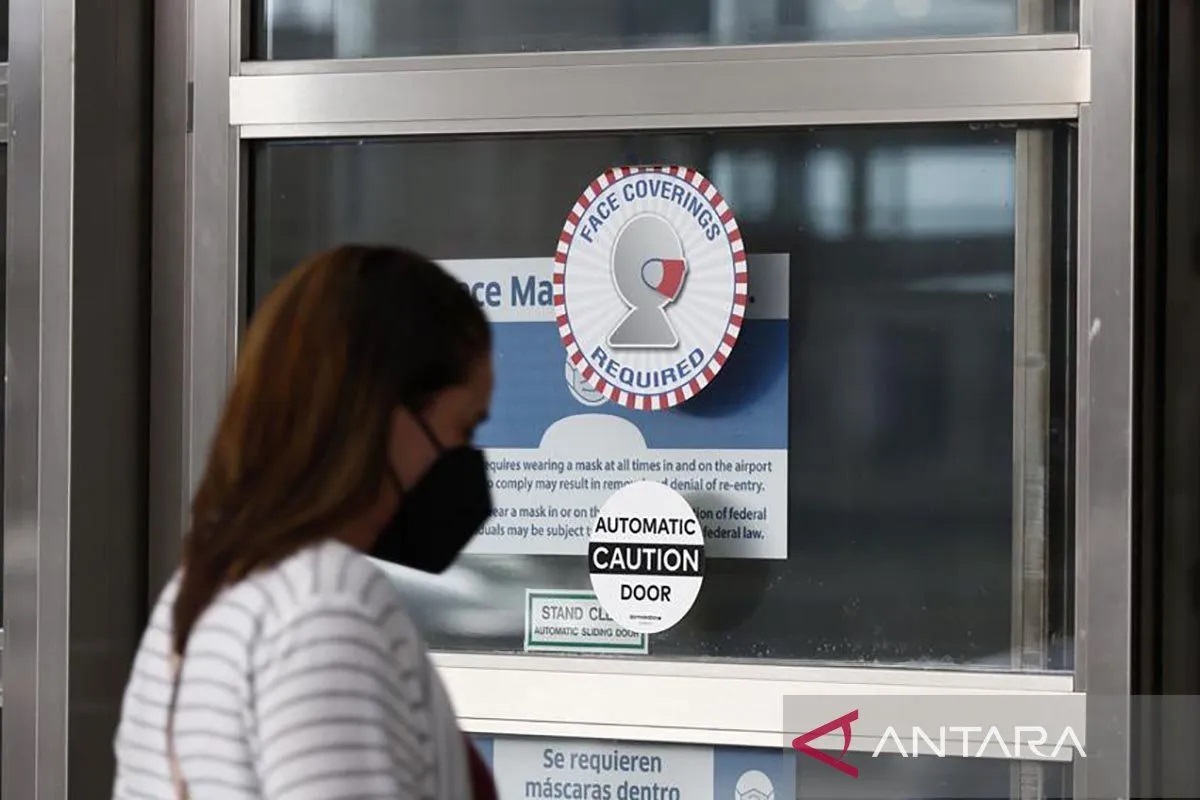 Seorang pelancong berjalan ke pintu masuk Bandar Udara Nasional Ronald Reagan Washington di Arlington, Virginia, Amerika Serikat, pada 14 April 2022. ANTARA/Xinhua/Ting Shen/aa.