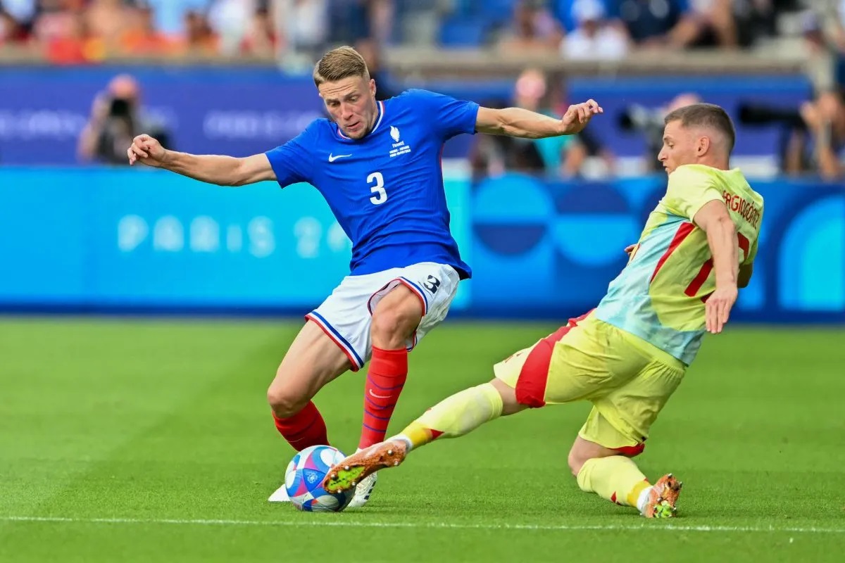 Bek Prancis Adrien Truffert #03 berebut bola dengan bek Spanyol Sergio Gomez #17 saat final sepak bola putra Olimpiade Paris 2024 di Parc des Princes, Paris, Jumat (9/8/2024). Spanyol menang 5-3.