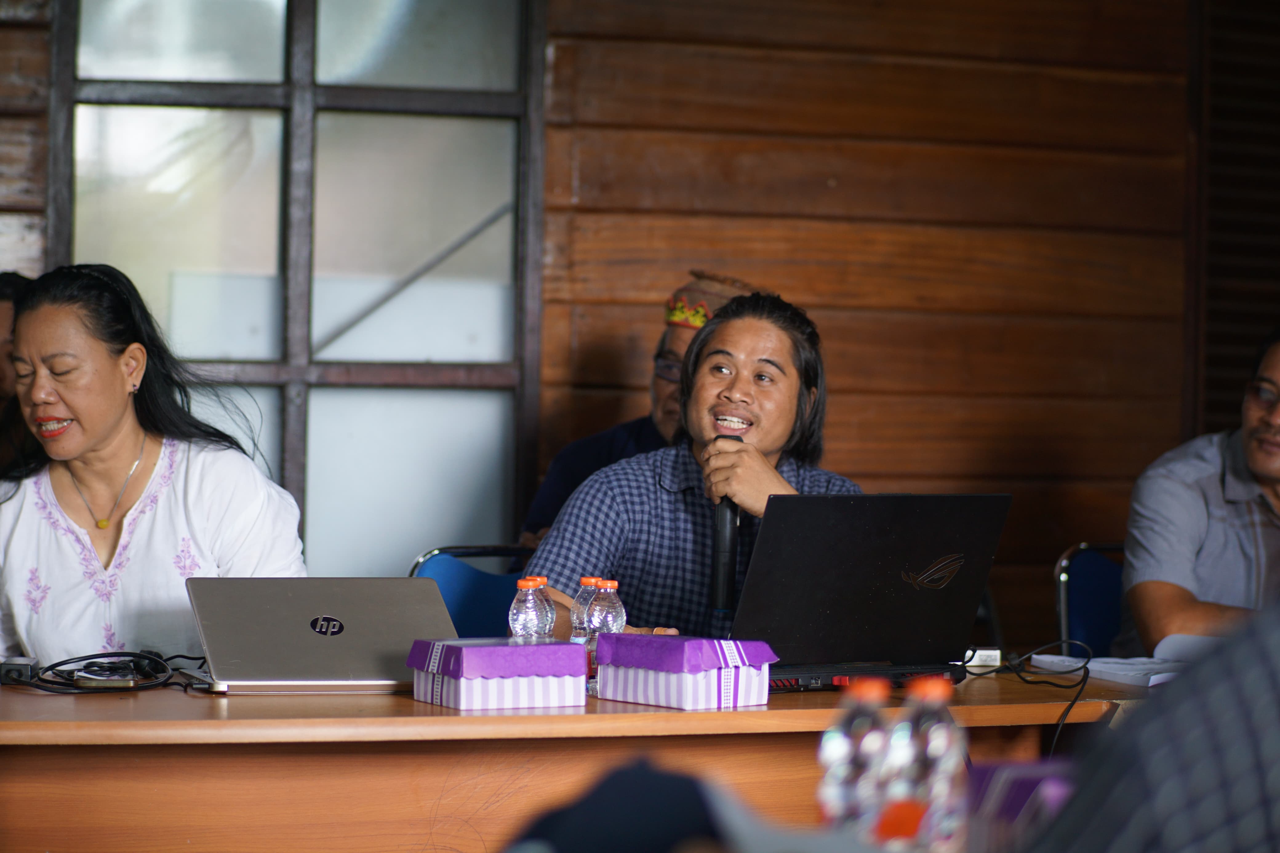 Salah satu tim panitia MHA Long Isun memaparkan dokumen dukungan didepan panitia verifikasi DPMD Kaltim di Ruang Rapat Kantor DPMK Mahulu, Sabtu (10/8)