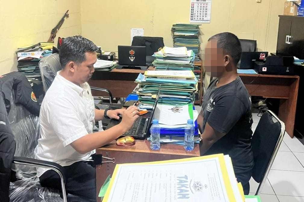 MALING : Febrian Brenda Awal (32) warga Jalan Piranha, pelaku pencurian menjalani pemeriksaan di ruang penyidik Satreskrim Mapolresta  Palangka Raya. (ISTIMEWA/RADAR PALANGKA)