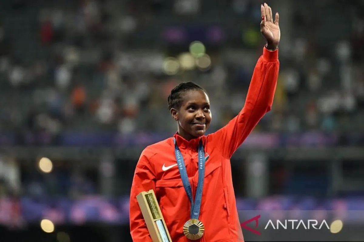 Pelari Kenya Faith Kipyegon merayakan kemenanganya di podium medali setelah menjuarai lari 1.500 m putri dalam Olimpiade Paris 2024, di Stade de France Saint-Denis, Paris, pada 10 Agustus 2024. ANTARA