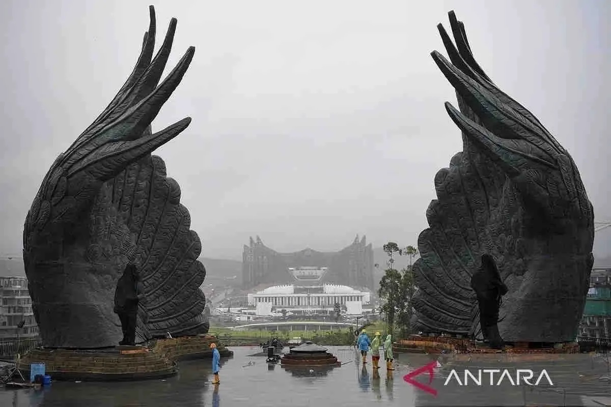 Sejumlah pekerja menyelesaikan pembangunan proyek Memorial Park di IKN, Penajam Paser Utara, Kalimantan Timur (Kaltim), Rabu (7/8/2024). ANTARA FOTO/M Risyal Hidayat/YU/aa