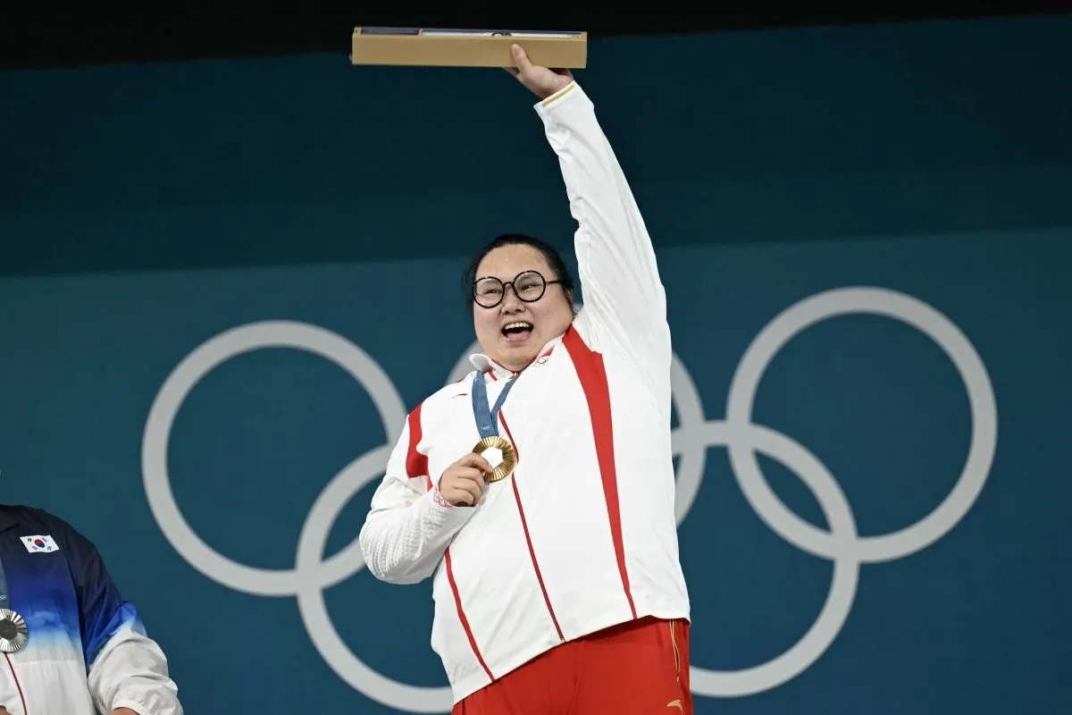 Lifter China Li Wenwen merayakan keberhasilannya menjuadai angkat besi Olimpiade Paris 2024 kelas +81kg putri di South Paris Arena di Paris, pada 11 Agustus 2024. (AFP/ARUN SANKAR)