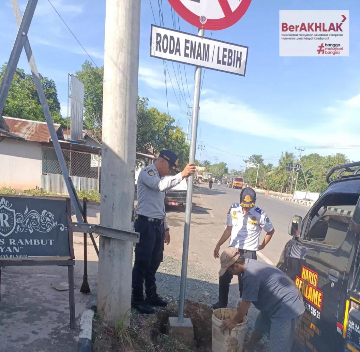 DIPERBAIKI:Dinas Perhubungan Tapin kembali memperbaiki rambu larangan parkir diduga dirusak oknum tak bertanggung jawab.(Foto:Dishub Tapin untuk Radar Banjarmasin)