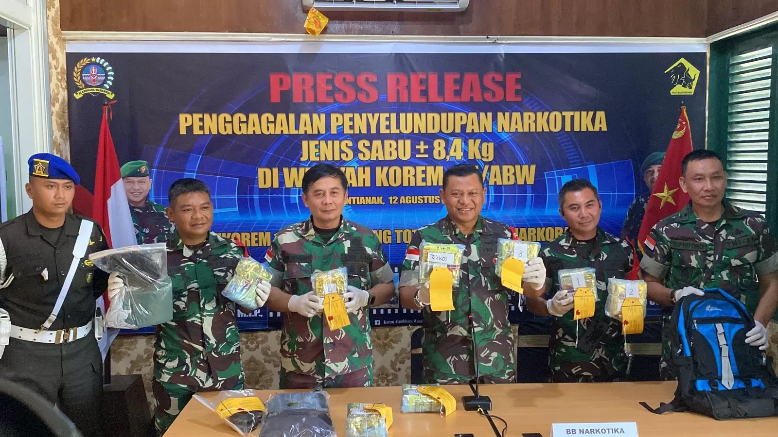 Dankolakops Rem 121 Alambhana Wanawwai Kalimantan Barat, Brigjen TNI Luqman Arief, memarkan barang bukti sabu yang berhasil disita tim Satgas Pamtas RI - Malaysia. (ISTIMEWA)