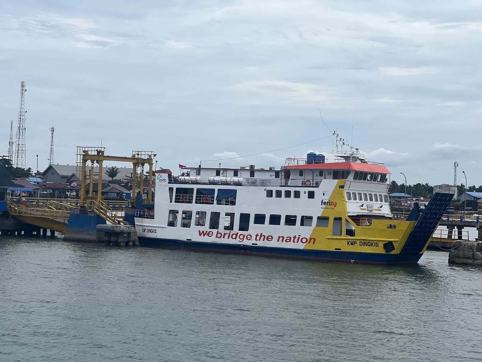 Feri yang tengah mengisi penumpang di Pelabuhan Feri Penajam