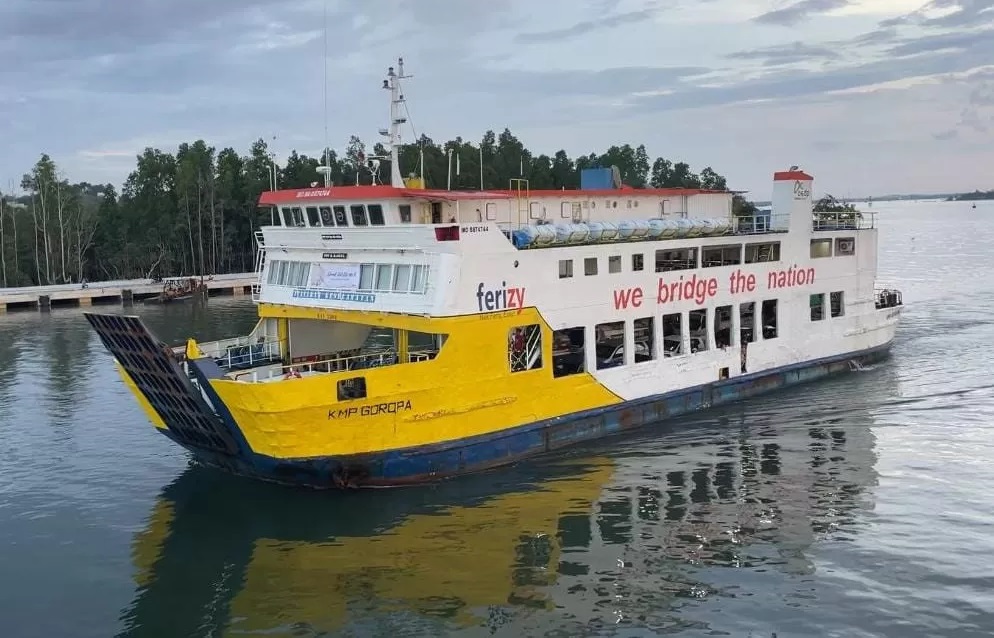 BERLAYAR: KMP Goropa, salah satu kapal milik PT ASDP Indonesia Ferry (Persero) yang melayari dengan rute Pelabuhan Kariangau, Balikpapan ke Pelabuhan Penajam, PPU. (FOTO: IST)