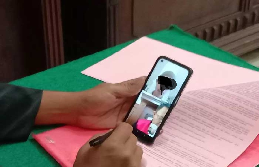 Aries disidang secara daring di PN Surabaya. Kasus pengeroyokan. (MAHRUS/RADAR SURABAYA)