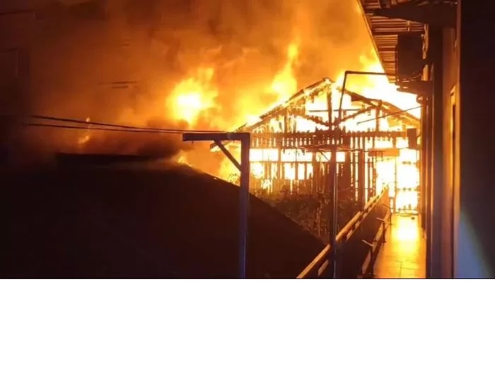 SENGAJA? Petugas Damkar dan Relawan berjibaku memadamkan api yang melalap permukiman di Jalan Abdul Hasan, Kelurahan Pasar Pagi, Kecamatan Samarinda Kota, diduga ada unsur kesengajaan. (kis)