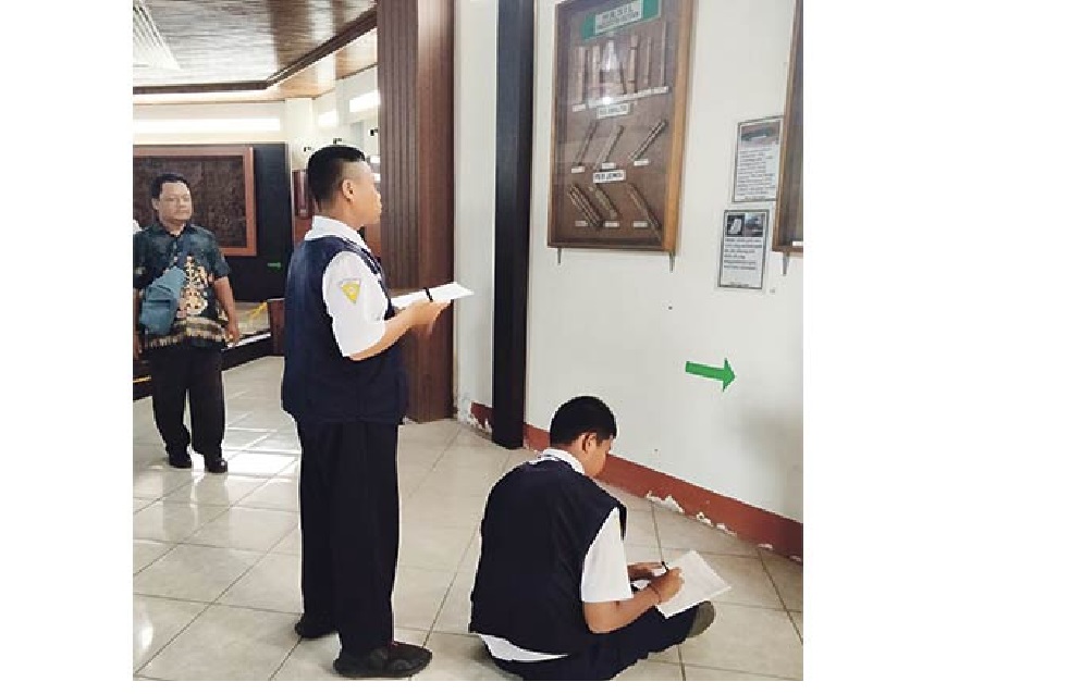WISATA EDUKASI: Pelajar SMPN 1 Sampit didampingi guru wali kelas mengunjungi sekaligus mencatat koleksi benda bersejarah yang ada di  Museum Kayu, Selasa (21/2). (HENY/RADAR SAMPIT)