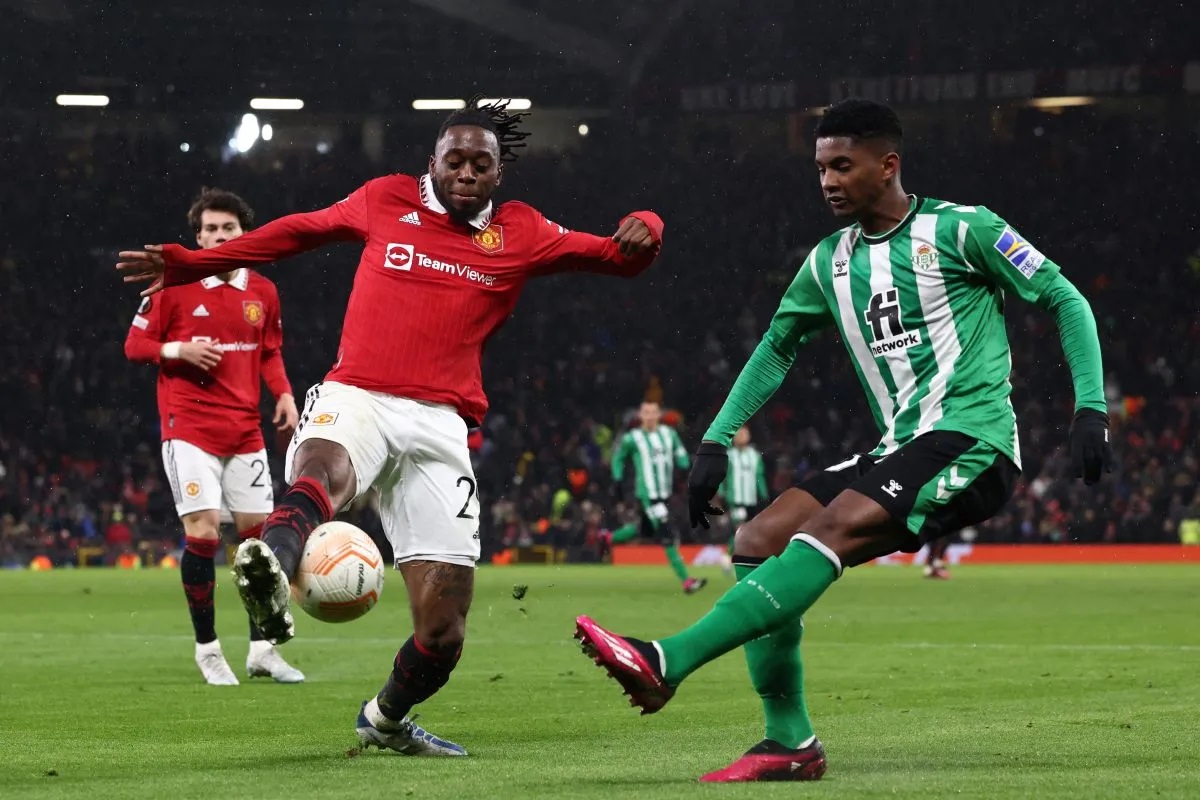 Foto arsip - Pemain belakang Manchester United Aaron Wan-Bissaka (kedua dari kiri) saat pertandingan Liga Europa melawan Real Madrid di Old Trafford, Maret 2023. (AFP/DARREN STAPLES)