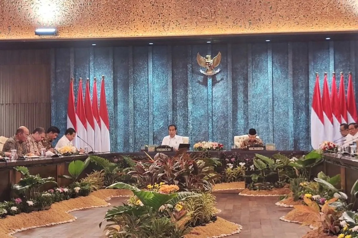 Presiden Joko Widodo memimpin sidang paripurna perdana bersama para menteri Kabinet Indonesia Maju di Istana Garuda, Ibu Kota Nusantara, Kalimantan Timur, Senin (12/8/2024). (ANTARA/Mentari Dwi Gayati