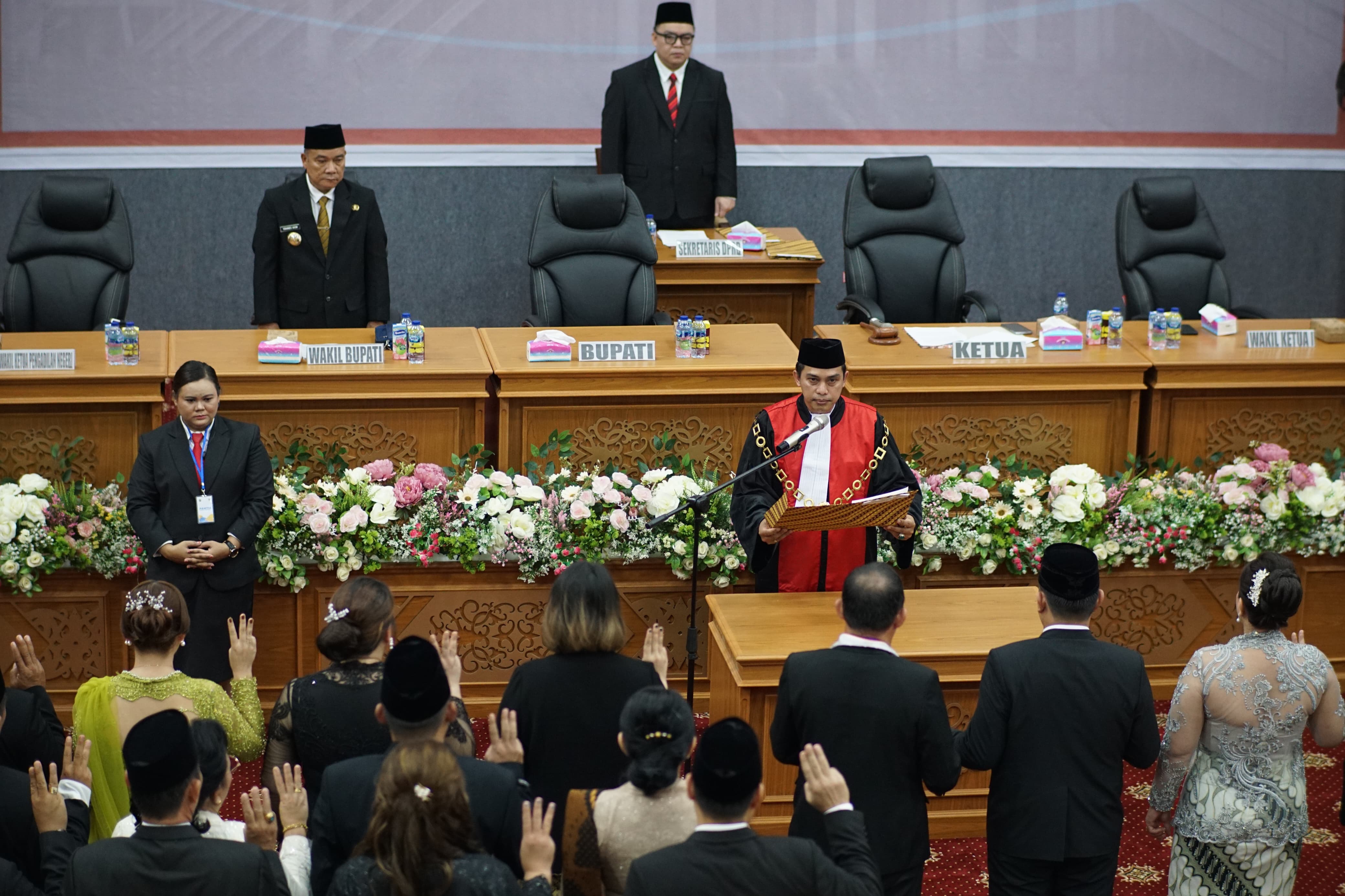 Sekwan Mahulu Yoseph Sangiang saat diwawancarai usai pelantikan anggota DPRD di Ruang Sidang, Selasa (13/8)
