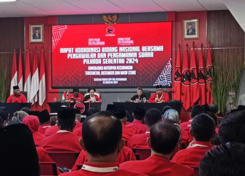Rapat koordinasi dengan Badan Saksi Pusat Nasional (BSPN) dan Badan Bantuan Hukum dan Advokasi Rakyat (BBHAR) di Sekolah Partai PDIP, Lenteng Agung, Jakarta, Selasa 13 Agustus 2024.