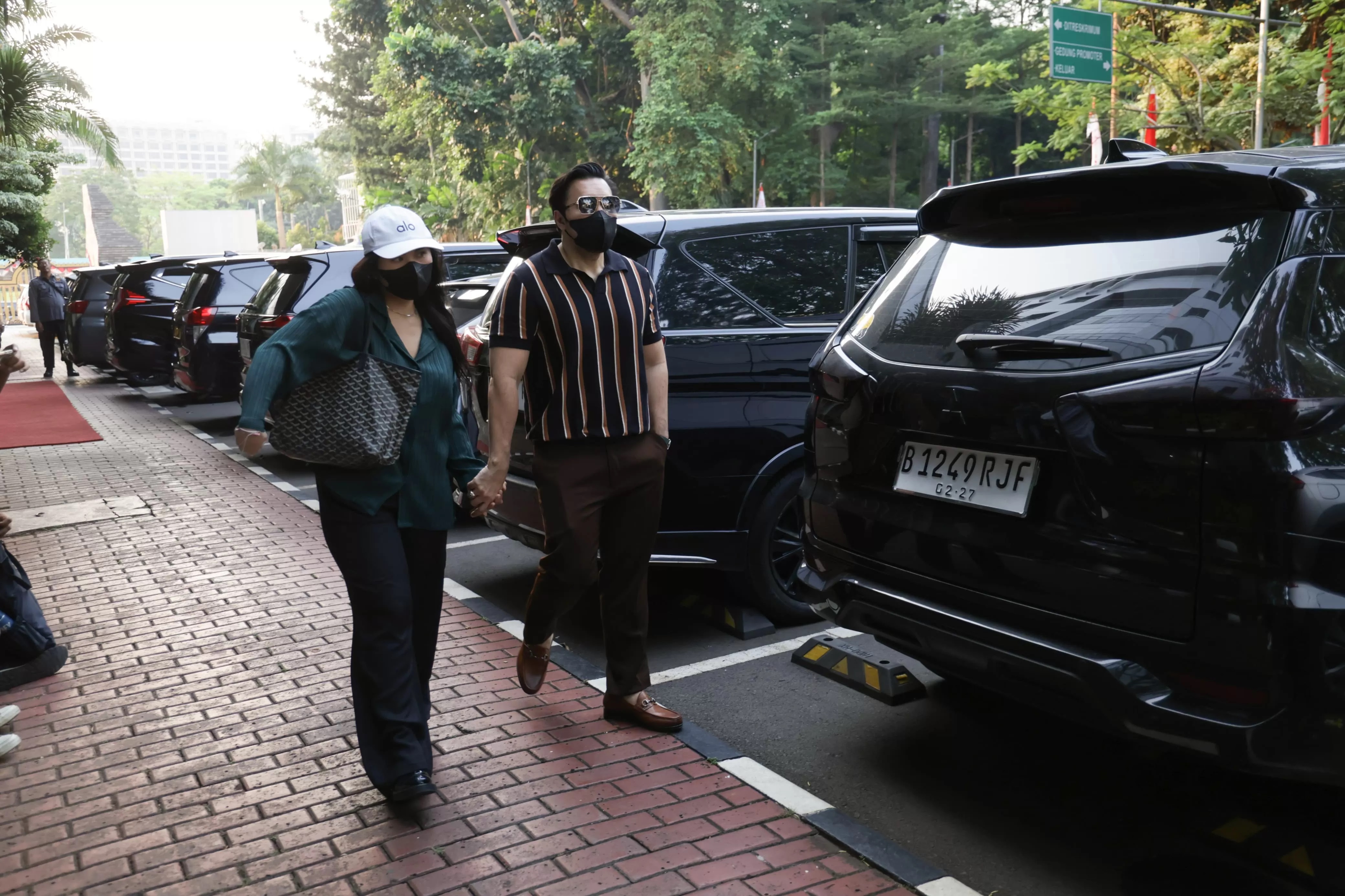 Penyanyi David Bayu mendampingi anaknya Audrey Davis saat menjalani pemeriksaan di Polda Metro Jaya, Jakarta Selatan, Selasa (6/8/2024). (Imam Husein/Jawa Pos)