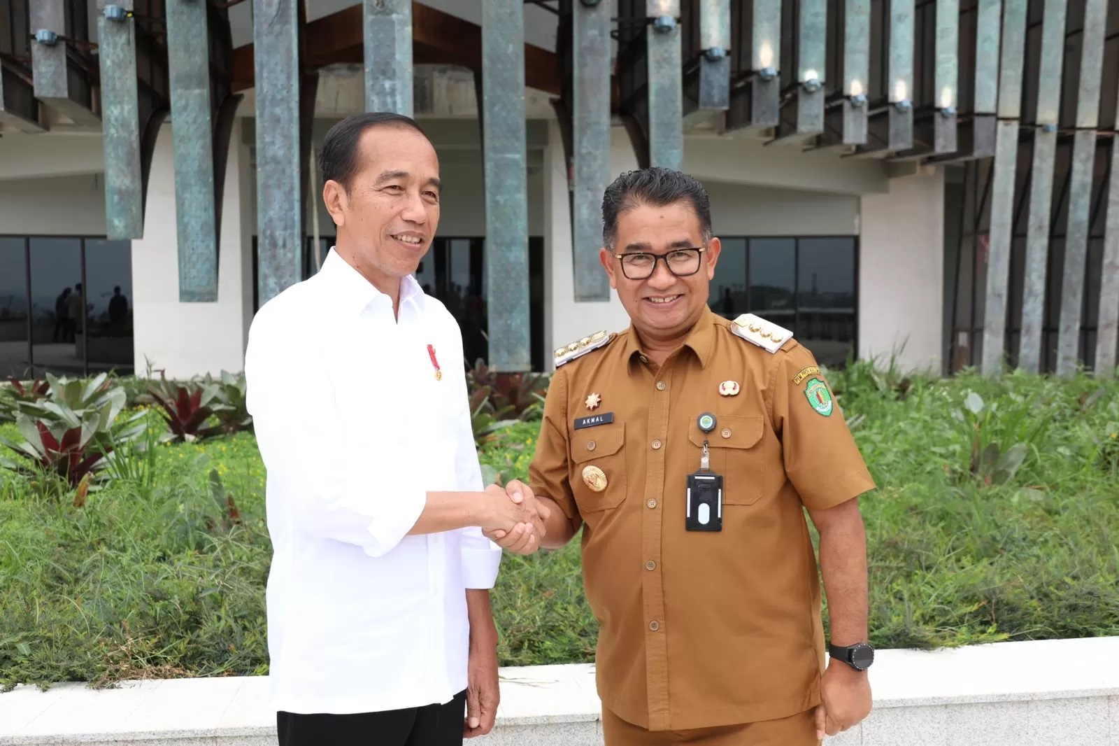 SAMPAIKAN GAGASAN: Momen Pj Gubernur Kaltim Akmal Malik (kanan) bersama Presiden Joko Widodo di IKN, Selasa (13/8). (FOTO BPMI/SETPRES)