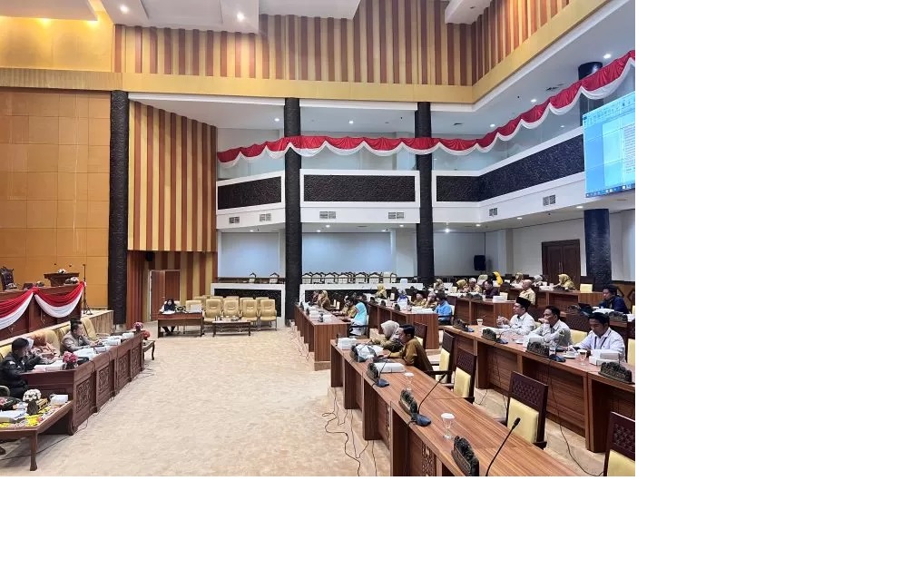 DIBAHAS BERSAMA. Rapat dengar pendapat yang digelar oleh Pansus IV bersama sejumlah pihak terkait, Senin (12/8). (MELI/SAPOS) &nbsp;