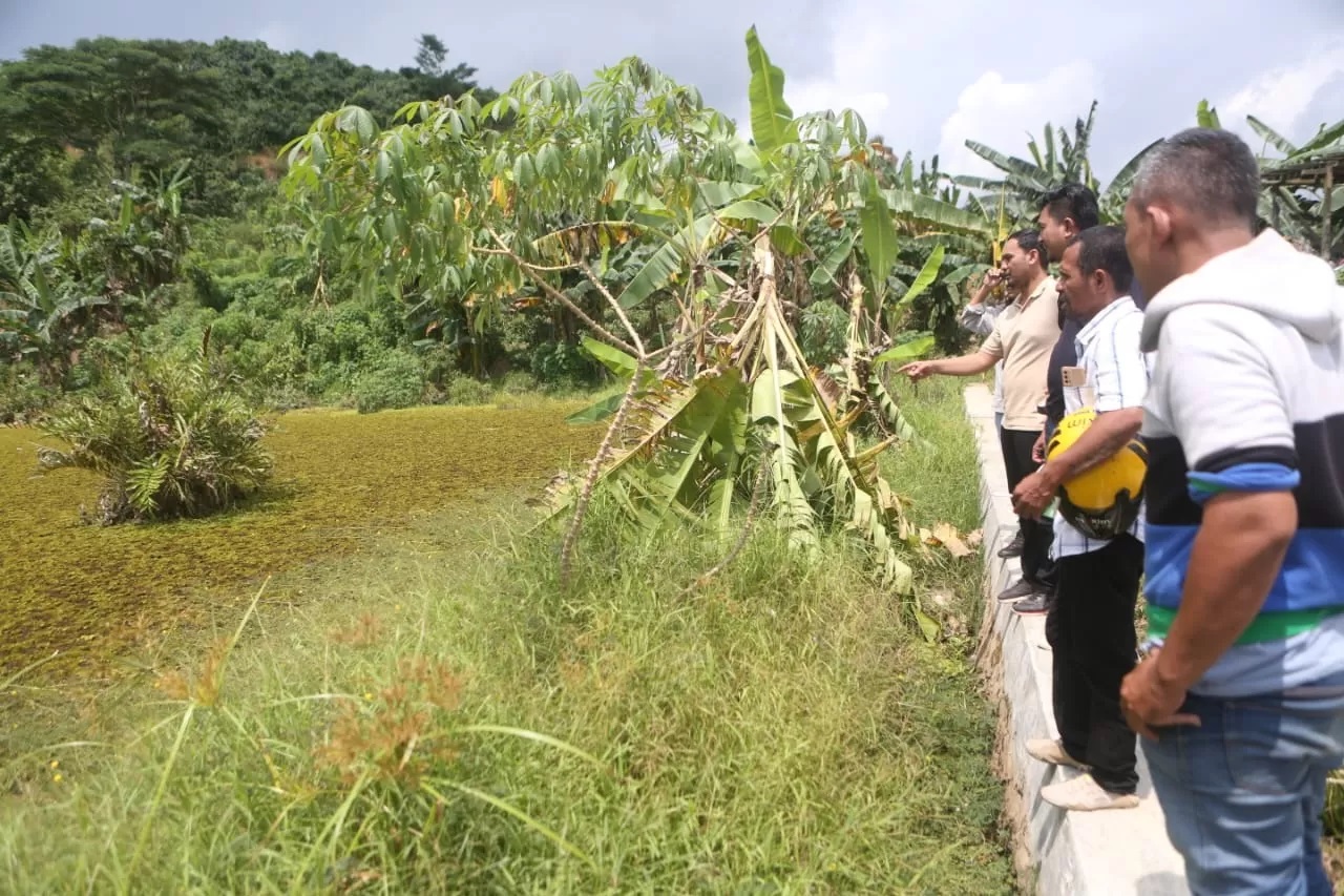 TAK LAYAK: Warga perum New Mahakam Grande kelurahan Lok Bahu menunjukkan kolam eks tambang yang jadi sumber air utama ratusan KK warga perumahan tersebut. (FOTO: RAMA SIHOTANG/KP)